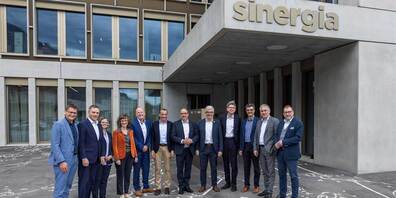 Die Aargauer Regierung und die Regierung des Kantons Graubünden vor dem Verwaltungszentrum Sinergia in Chur