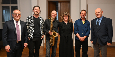 Landammann Michael Stähli (ganz links) und Musiker Dave Feusi (3. v. l.) mit den Geehrten (v. l.) Pirmin Huber, Astrid Gerber und André Kälin sowie Stefan Albrecht.