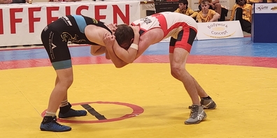 Das Erstliga Team des Ringer-Club Rapperswil-Jona/Uznach grüsste nach den zwei Siegen der vergangenen Woche vom zweiten Tabellenrang: Adrian Rüegg (r. in rot) gewann mehrere Punkte fürs Team.