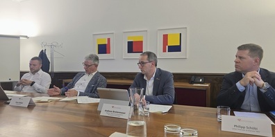 Anlässlich der Budget 2025-Medienkonferenz standen Red' und Antwort: v. l. Stephan Schüle (Leiter Finanzverwaltung Stadt Wil), Hans Mäder (Stadtpräsident), Andreas Breitenmoser (Stadtrat, zuständig für TBW) und Philipp Schöbi (Leiter Finanzen TBW).