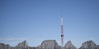 Der Energiekonzern Axpo installierte am 19. September einen 120 Meter hohen Windmessmasten in den Flumserbergen. Dieser soll während eines Jahres Wind- und Fledermausdaten aufzeichnen. (Archivbild)