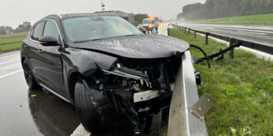 Der Sachschaden am Auto und an der Leitplanke beträgt einige zehntausend Franken.