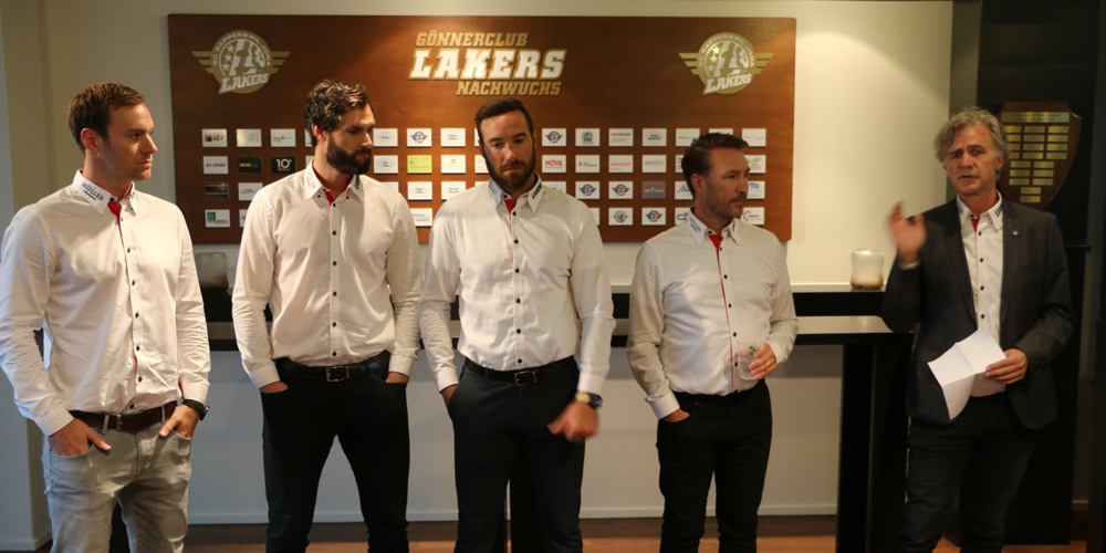 v.l.n.r.: Janick Steinmann (Sportchef), Roman Schlagenhauf (Stürmer), Andrew Rowe (USA, neuer Ausländer und Captain), Jeff Tomlinson (Headcoach), René Schmid (Medienchef).