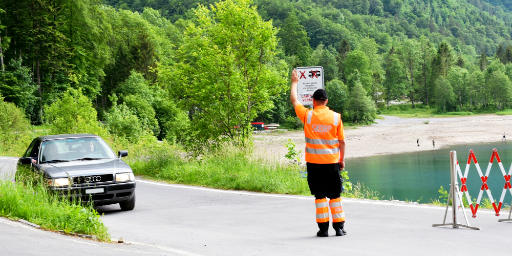 Ein Angestellter von Skorp Security bei seiner Arbeit im Glarnerland. Einzelne Autofahrer mussten wegen des Andrangs leider abgewiesen werden.