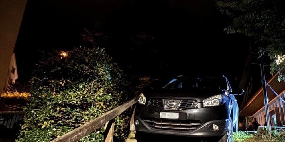 Das Auto auf der Treppe konnte nicht mehr rückwärts bewegt werden.