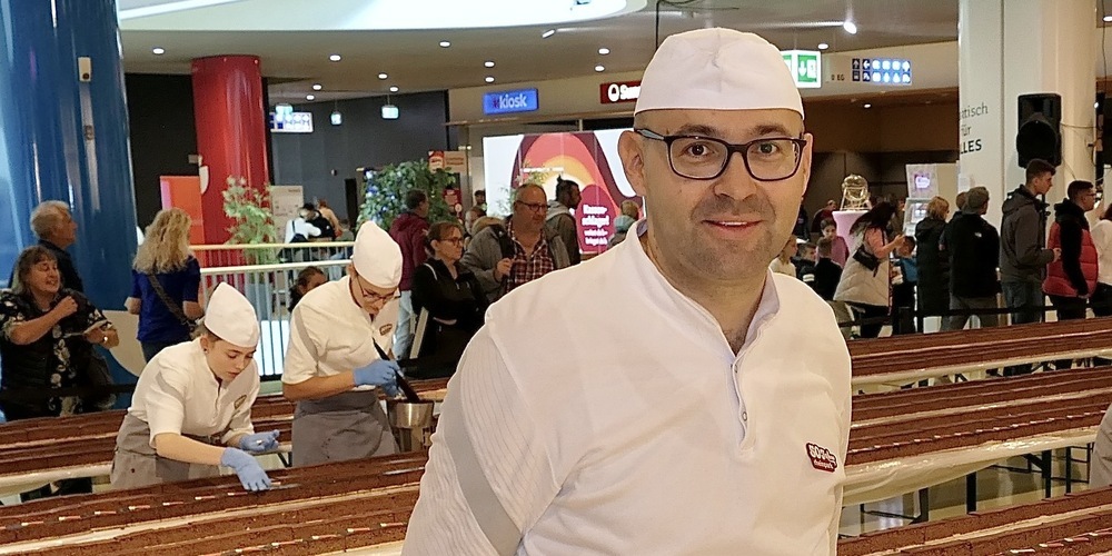 Ostoja Obrenovic, der Chef der Hausbäckerei hatte die Idee zum Weltrekordversuch mit der längsten Studentenschnitte der Welt