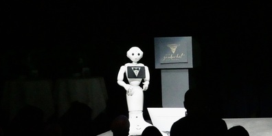 Künstliche Intelligenz stand im Fokus des diesjährigen Tourismus Forums Zürichsee. Die Begrüssung übernahm deshalb gleich ein Roboter. 