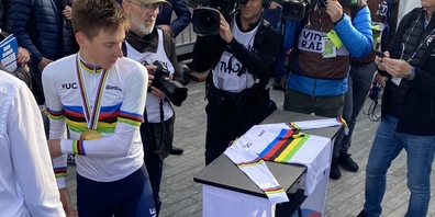 Tadej Pogacar gewann nach einer langen Flucht und unterschrieb nach seinem wilden Ritt ein paar Weltmeister-Trikots. Fürs Zürich24-Portal gabs keins – schön war der Tag trotzdem. 