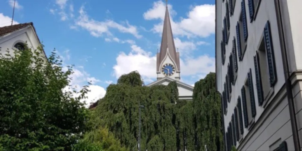Die Petition fordert nächtliche Läut-Ruhezeiten. Im Bild: die Ref. Kirche Uster. (Archivbild)