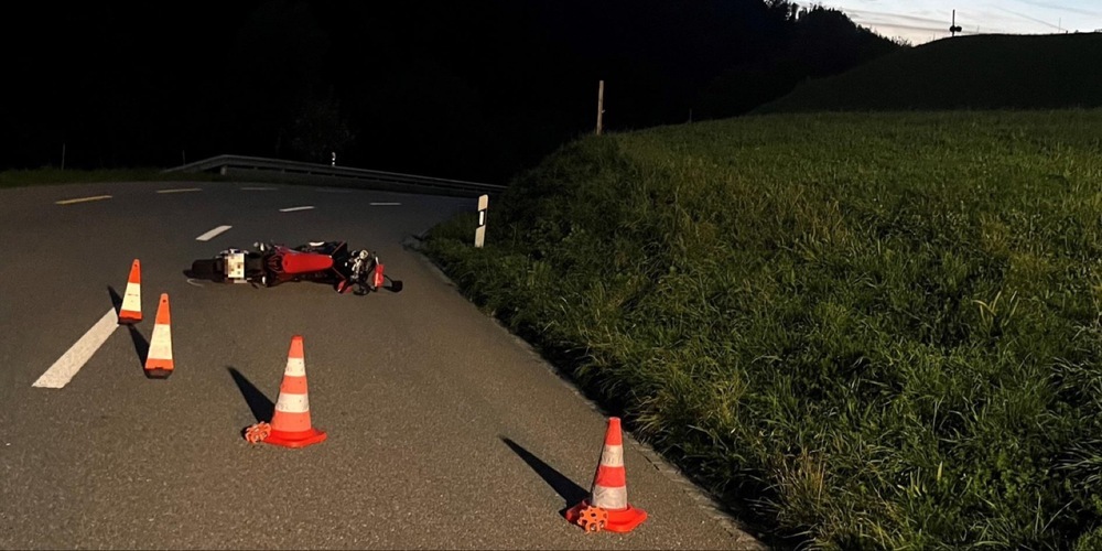 Bei dem Unfall wurde der 17-jährige Fahrer schwer verletzt.