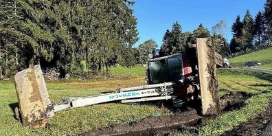 Die Möchtegern-Diebe brachten den Bagger zum Kippen