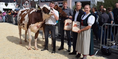 Die neuen Missen im Thurgau: Schöneutersiegerin und Vize-Miss-Wega Kaja von Familie Huggel (links) und Miss Wega 2024 Nelke von der BG Ruch-Bachmann zusammen mit TMP-Geschäftsführer Jürg Fatzer und Ehrendame Beata Schönenberger.