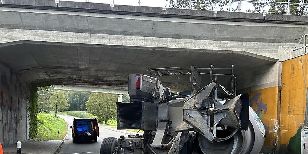 Nach dem Unfall eines Lastwagen lief am Montagmorgen Beton auf der Unterdorfstrasse in Kaisten aus.