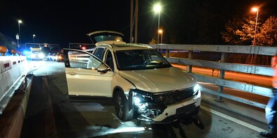Der 34-jährige Fahrer wurde leicht verletzt und vom Rettungswagen ins Spital gebracht. Es entstand Sachschaden.