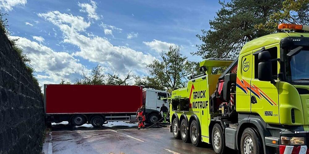 Auf der Artherstrasse in Zug ist es am Montag zu einer tödlichen Kollision zwischen einem Auto und einem Lastwagen gekommen.