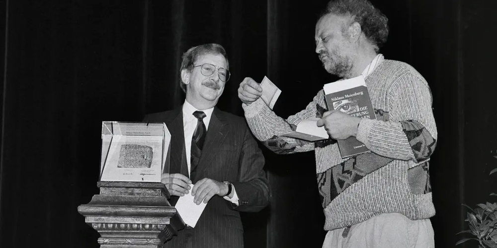Stadtammann Heinz Christen überreicht Niklaus Meienberg am 25. November 1990 im Theater St.Gallen den Kulturpreis der Stadt
