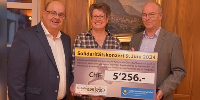 Checkübergabe (v.l.): Hans Rudolf Forrer, Gemeindepräsident Schwanden; Alexandra Grögli und Roland Diethelm, Vortstandsmitglieder Orchester con brio. Nicht auf dem Bild ist Ruth Tüscher vom Kulturverein Glarus-Süd.