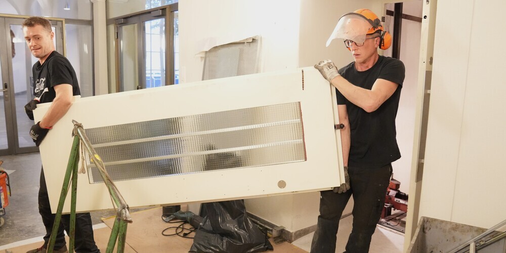 Der Lift auf der Nordseite des Gebäudeflügels, in dem sich die Stiftsbibliothek befindet, wird demontiert.