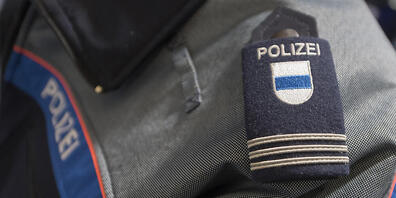 Die Zuger Polizei hat mehrere Davoser Eishockeyfans wegen eines unbewilligten Public Viewings nach Hause geschickt. (Archivbild)