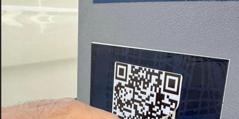 Betrüger versuchen in Basel mit gefälschten QR-Codes an Parkuhren an die Kreditkartendaten von Autofahrerinnen und Autofahrern zu gelangen.