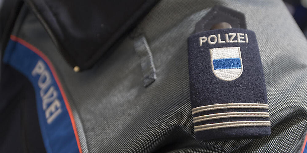 Die Zuger Polizei hat mehrere Davoser Eishockeyfans wegen eines unbewilligten Public Viewings nach Hause geschickt. (Archivbild)