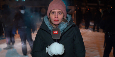 So kennt sie das Schweizer Fernsehpublikum. Mit Mikrofon, warm eingepackt und mit ernster Miene berichtete Luzia Tschirky sachlich und mutig vom Kriegsgeschehen aus der Ukraine.