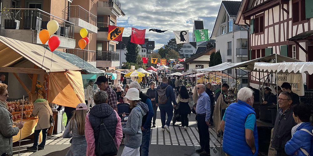Wo alle etwas finden: Bald lädt der beliebte Herbschmärt in Freienbach zum Flanieren ein – am 19. und 20. Oktober ist es soweit. 