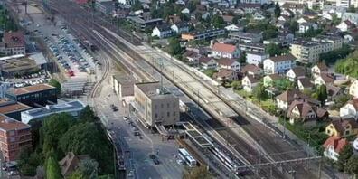 Weil die Beschwerde eines Unternehmens gegen die Vergabe eines Auftrags noch beim Bundesverwaltungsgericht hängig ist, verschieben die SBB den Start der Hauptarbeiten zur Erneuerung des Bahnhofs Lenzburg AG. Dieser war auf Anfang 2025 vorgese...