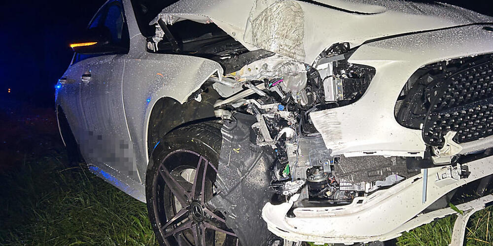 Die Kollision mit der Strassenlaterne löste den automatischen Notruf des Autos aus.