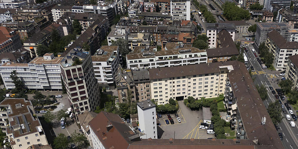 Viele Zürcher Dächer sind dunkel – der Gemeinderat diskutierte, ob etwas weisse Farbe zur Hitzeminderung beitragen könnte. (Archivbild)