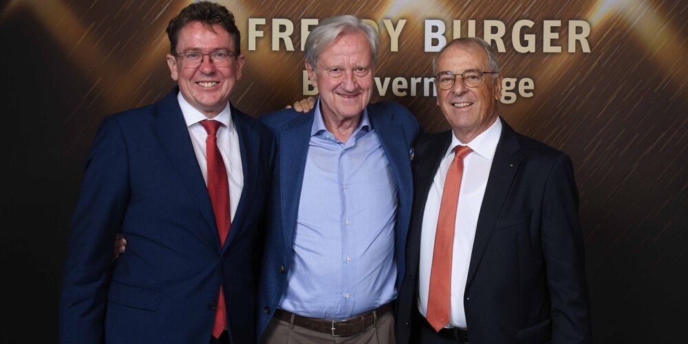 Bundesrat Albert Rösti, PR-Manager Freddy Burger und Alt-Bundesrat Adolf Ogi (r.).