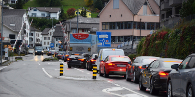 Ein typischer Morgen in Wollerau: Die geschlossene SOB-Schranke führt zu Rückstau. 