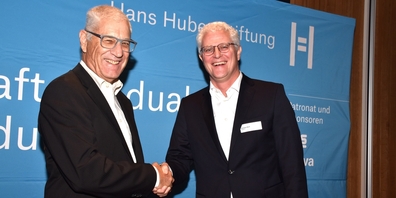 Stiftungspräsident Christian Fiechter gratuliert Christian Buhl (r.) zum Anerkennungspreis der Hans Huber Stiftung.
