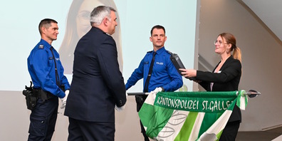 Christian Alderey (2.v.l.), Kommandant ad interim, übergab am Mittwoch den Aspiranten der Polizeischule ihre Waffen.
