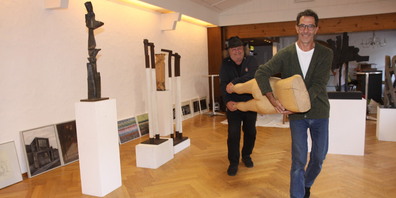 Peter Hofer und Kuspi024 bereiten die Räume für die erste Ausstellung vor.  