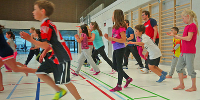 Kinder bei Sport, Spiel und Spass in der Sporthalle.