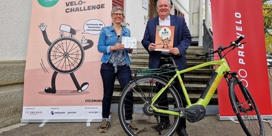 Anita Wenger von Pro Velo Schweiz übergibt Stadtpräsident Thomas Niederberger das Gewinner-Zertifikat.