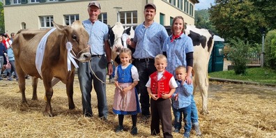 Manuel Oberholzer (hier mit Familie) aus Dietfurt hat die beiden schönsten Kühe im Stall: Links Kuh Kylara als Miss Bütschwil Braunvieh, rechts Kuh Alina als Miss Bütschwil Fleckvieh.