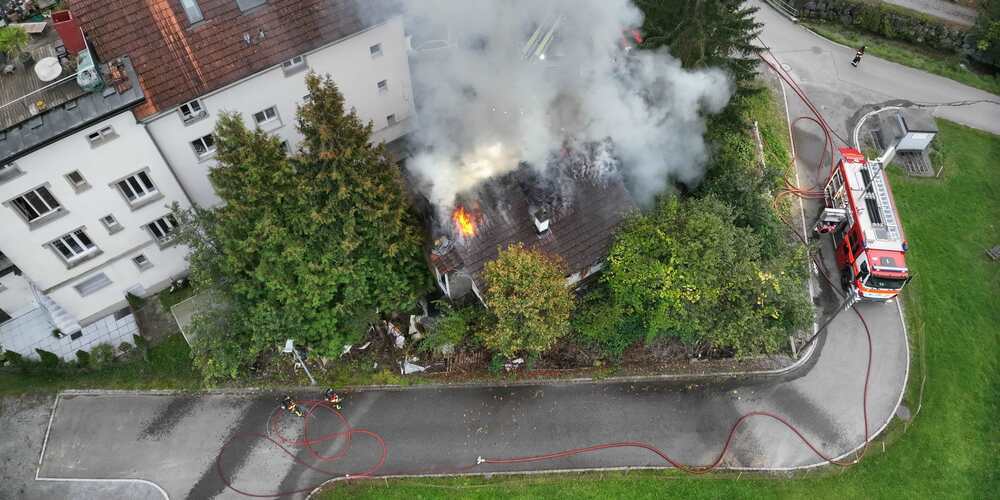 Als die Feuerwehr eintraf, stand der erste Stock bereits im Vollbrand.