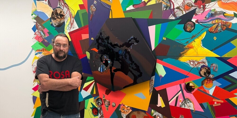 Franz Ackermann neben einem seiner Werke