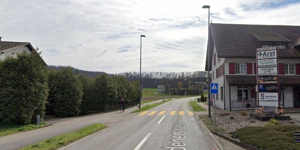 Der Unfallort an der Badenerstrasse ausserhalb des Städtchens Kaiserstuhl AG.