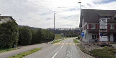 Der Unfallort an der Badenerstrasse ausserhalb des Städtchens Kaiserstuhl AG.