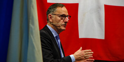 Regierungsrat Mario Fehr berichtete über die Situation bei Polizei und Armee und erklärte, wie wichtig eine gute Ausrüstung sei.