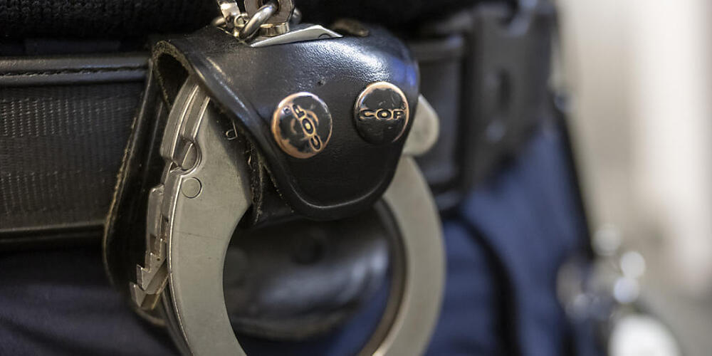 Die Stadtpolizei Zürich hat drei Personen verhaftet, die Senioren zur Übergabe von Geld aufgefordert hatten. (Symbolbild)