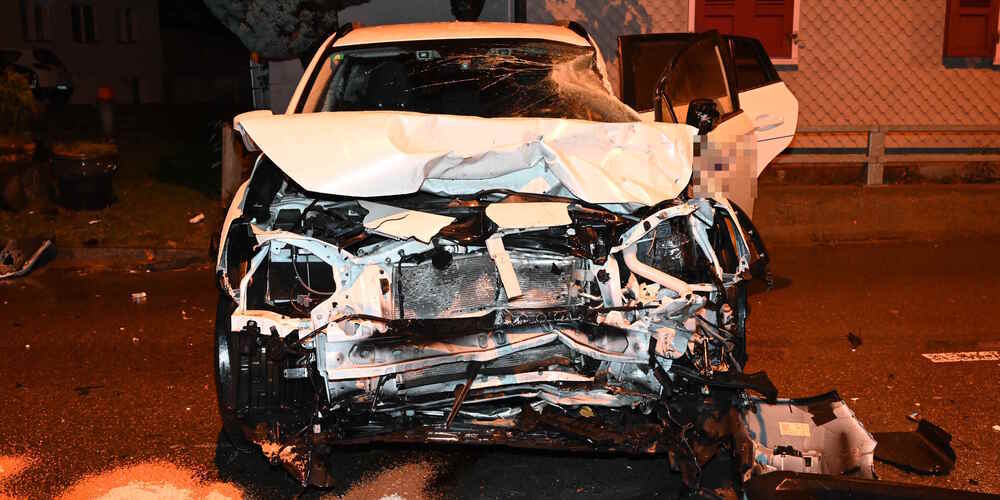 Das Auto wurde vom Anhänger erfasst und prallte in eine Betonmauer.
