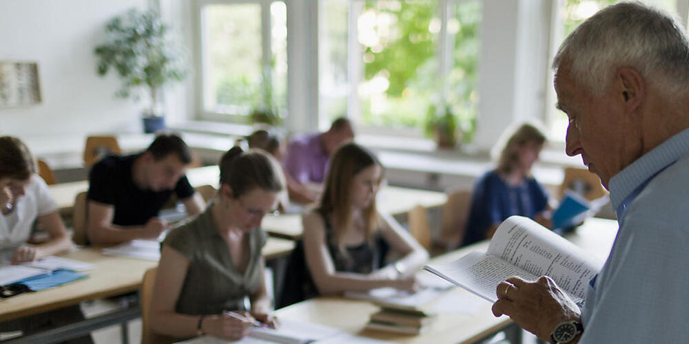 Der Kanton Aargau bezahlt weiterhin jährlich 500 Franken pro Person an Bildungsgutscheine für Grundkompetenzen. Diese können für Kurse im Lesen, Schreiben und Konversation, Alltagsmathematik und die Anwendung von Informations- und Kommunikati...