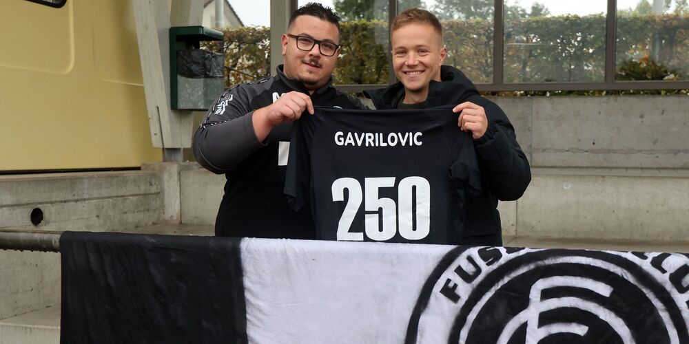 Im letzten Spiel wurde Captain Nikola Gavrilovic (rechts) für seinen 250. Einsatz mit dem FC Herisau geehrt.