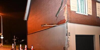 Der Lastwagenanhänger streifte die Hausecke mit einiger Wucht und schleuderte auf die Gegenfahrbahn.