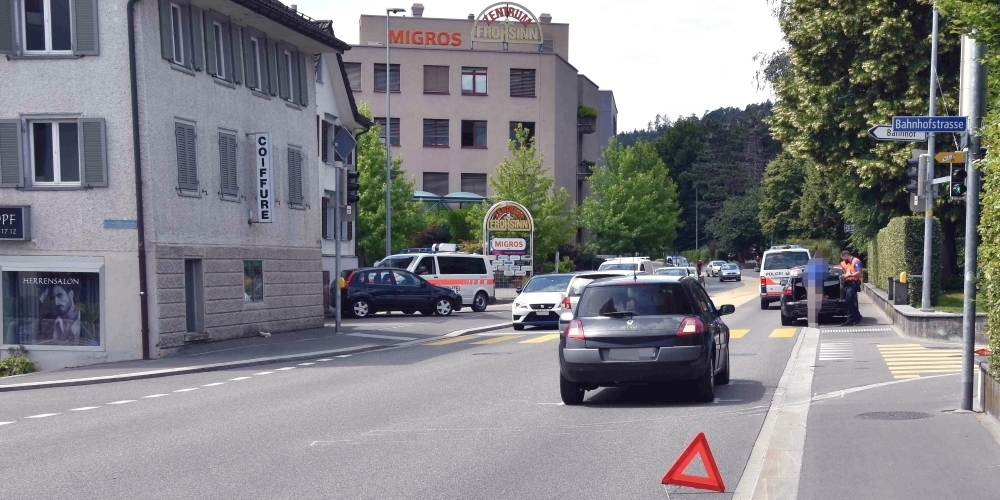 Bei der Einmündung der Zürcherstrasse in die Bahnhofstrasse in Uznach prallte ein Auto in das Heck eines anderen Autos. Es entstand Sachschaden von mehreren tausend Franken.
