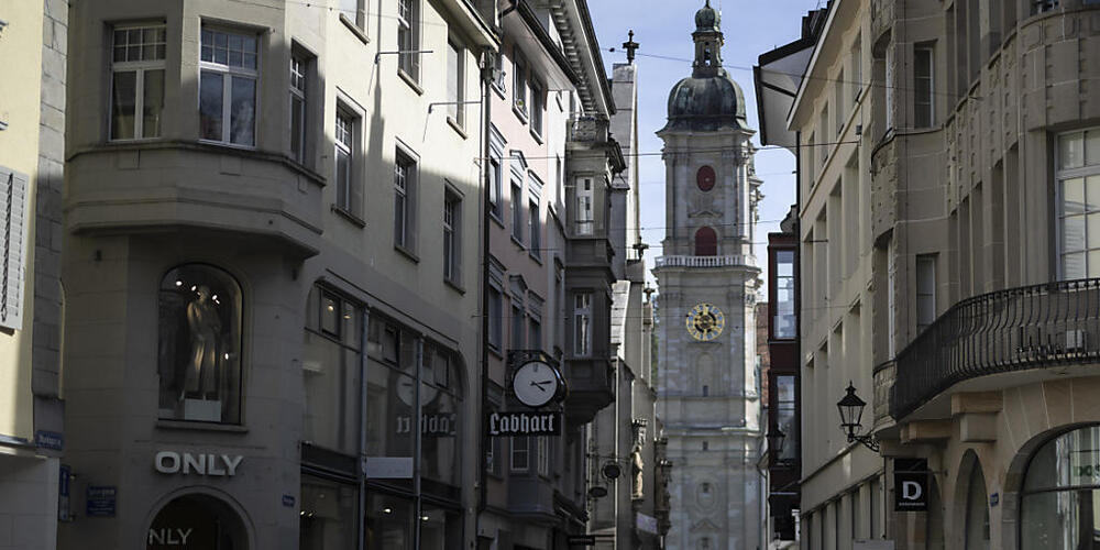 Die ständige Wohnbevölkerung des Kantons St. Gallen ist im vergangenen Jahr gewachsen. Im Bild zu sehen sind Personen in der St. Galler Altstadt. (Archivbild)